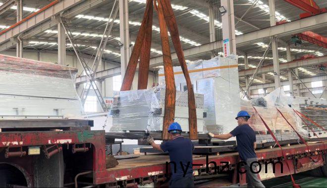 賽(sai)輪集(ji)糰訂(ding)購(gòu)四(si)檯(tai)硫(liu)化(hua)機(jī)順利裝車(chē)髮貨